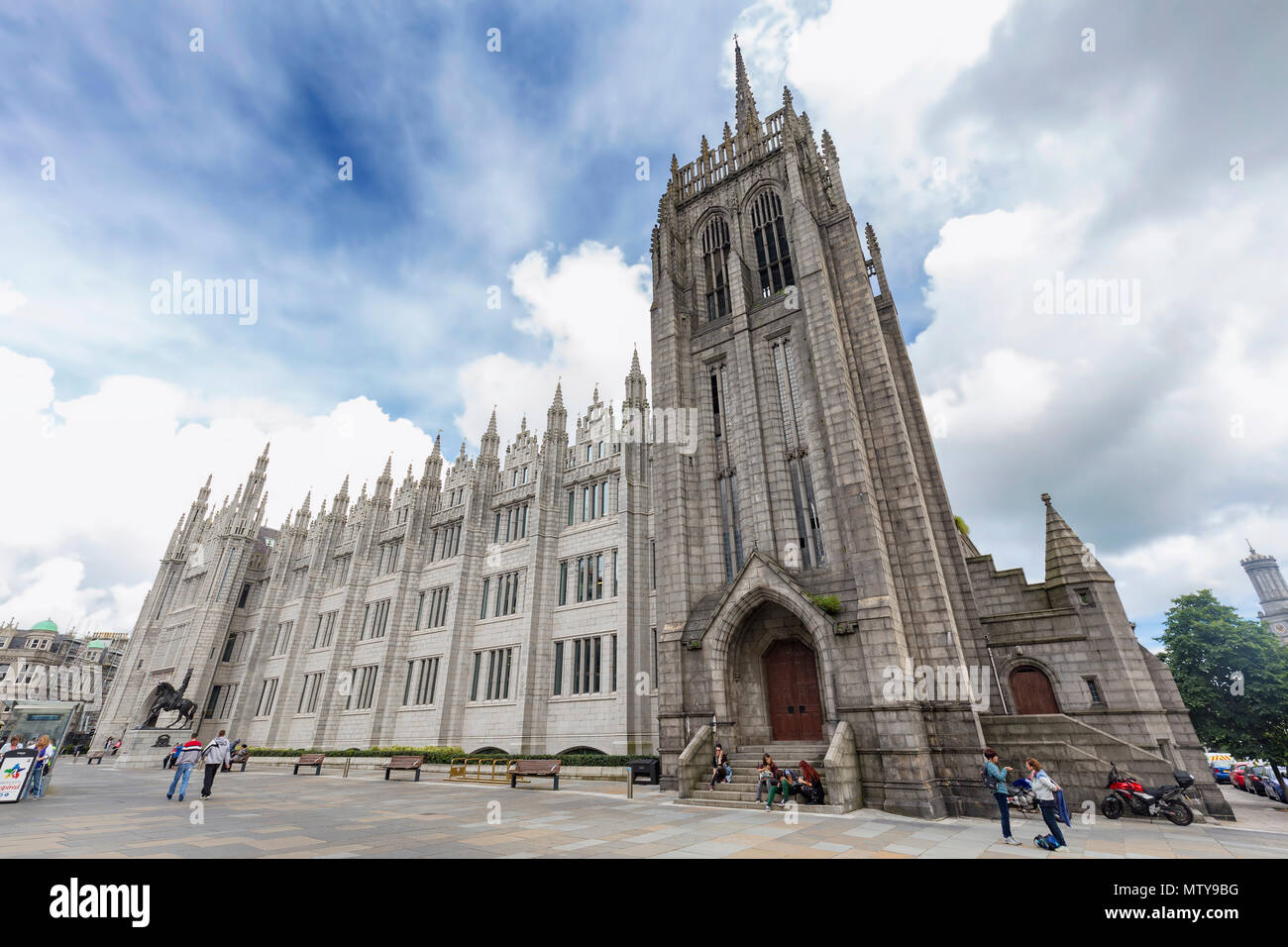 ABERDEEN, Royaume-Uni - 3 août : personnes non identifiées à pied en face de l'Marischal College de la ville de Aberdeen, Royaume-Uni le 3 août 2 Banque D'Images