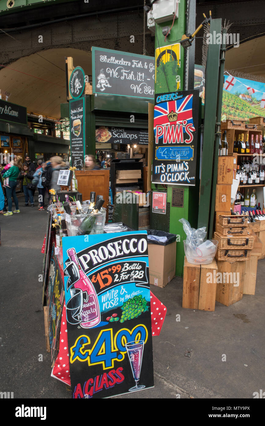Un anglais britannique ou du blocage des boissons alcoolisées sur Borough Market à Londres. Pour la vente de vins et de Pimms at a market stall à Londres. Les brasseries artisanales d'ale. Banque D'Images