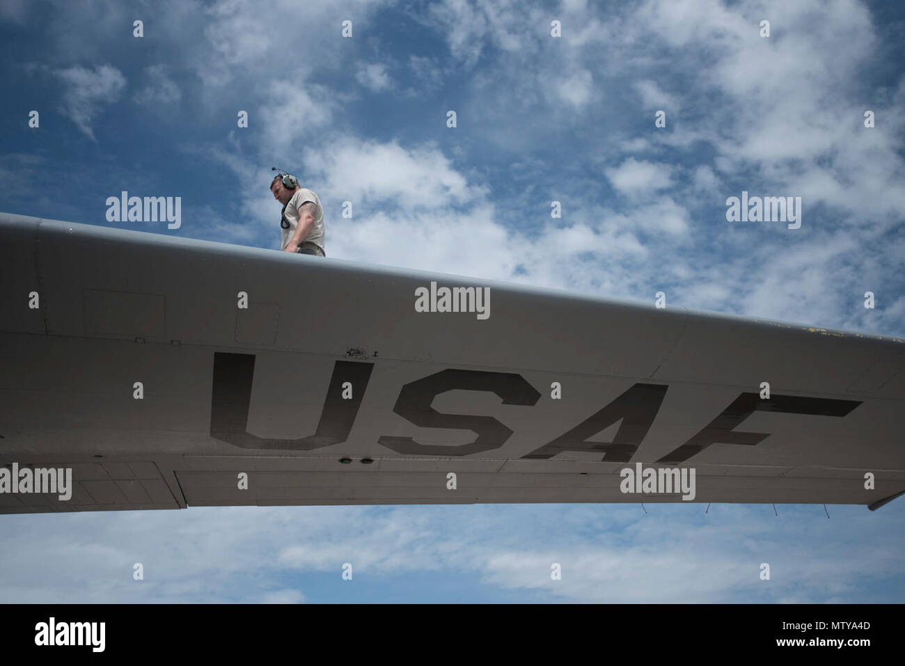 Un chef d'équipe avec le Kentucky Air National Guard's 123e Escadron de maintenance inspecte l'aile d'un C-130 Hercules après un vol à la station navale de Rota, Espagne, le 26 avril 2017, lors de l'exercice Lion d'Afrique. Plusieurs unités de Corps des Marines des États-Unis, de l'armée américaine, la Marine américaine, l'US Air Force et l'Arizona et l'Utah gardes nationaux de l'air a mené des opérations multilatérales et la stabilité avec la formation des unités de l'Armée royale marocaine dans le Royaume du Maroc au cours de l'exercice, qui s'est déroulée du 19 au 28 avril. Le combiné annuel exercice multilatéral est conçu pour améliorer l'entier inférieur Banque D'Images