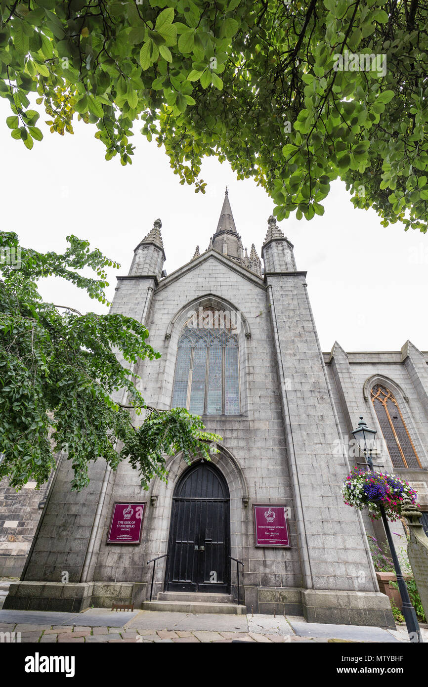 Vue Portrait de l'entrée du Le Kirk de Saint Nicholas unissant à Aberdeen, Royaume-Uni. Banque D'Images