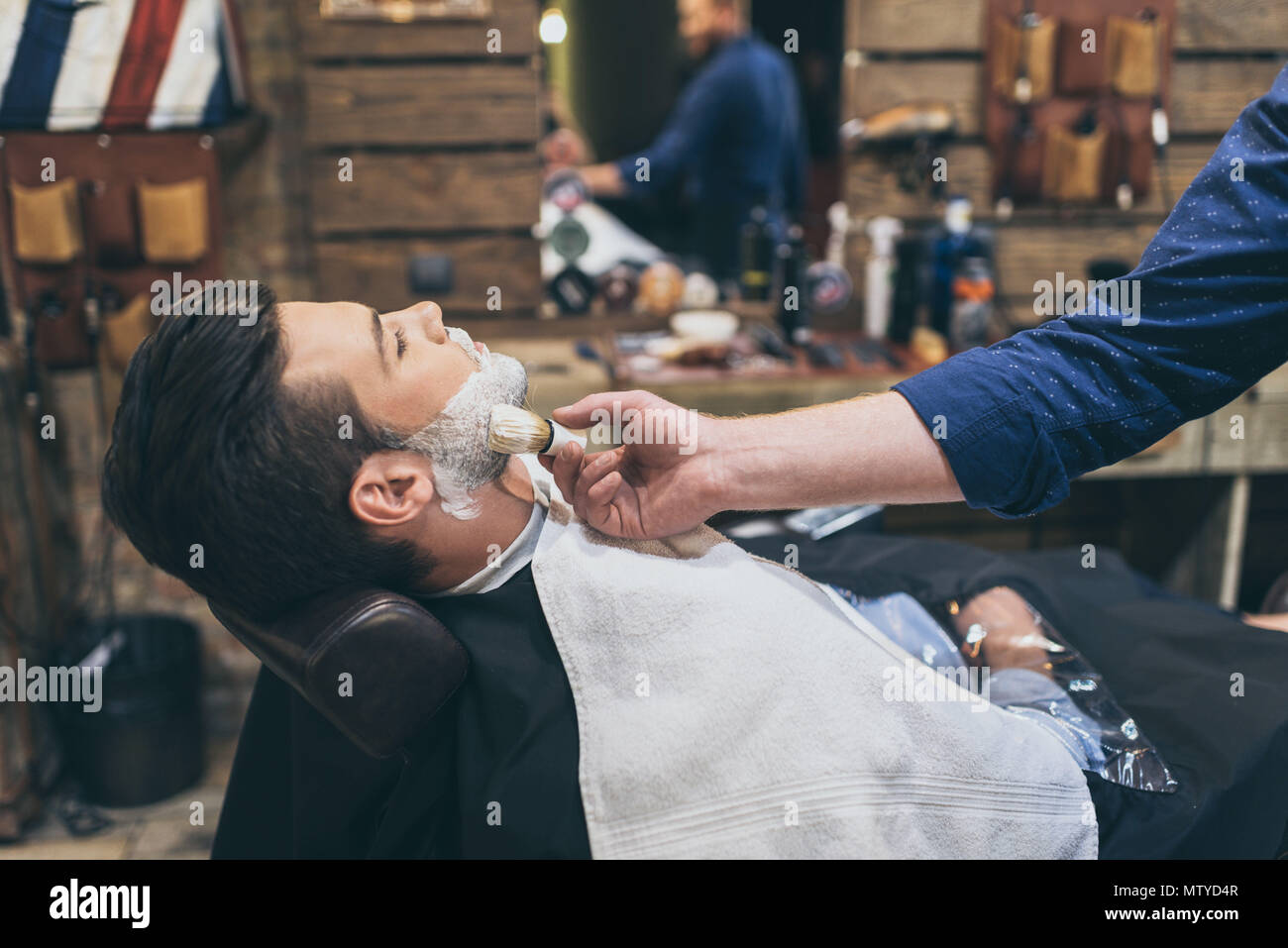 Salon de coiffure le traitement avant le rasage de client dans un salon de coiffure Banque D'Images