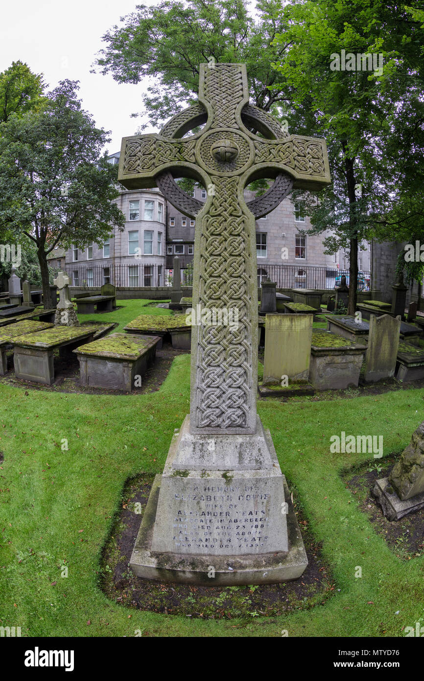 Vue Portrait d'une croix celtique magnifiquement sculpté dans un cimetière en Ecosse. Banque D'Images