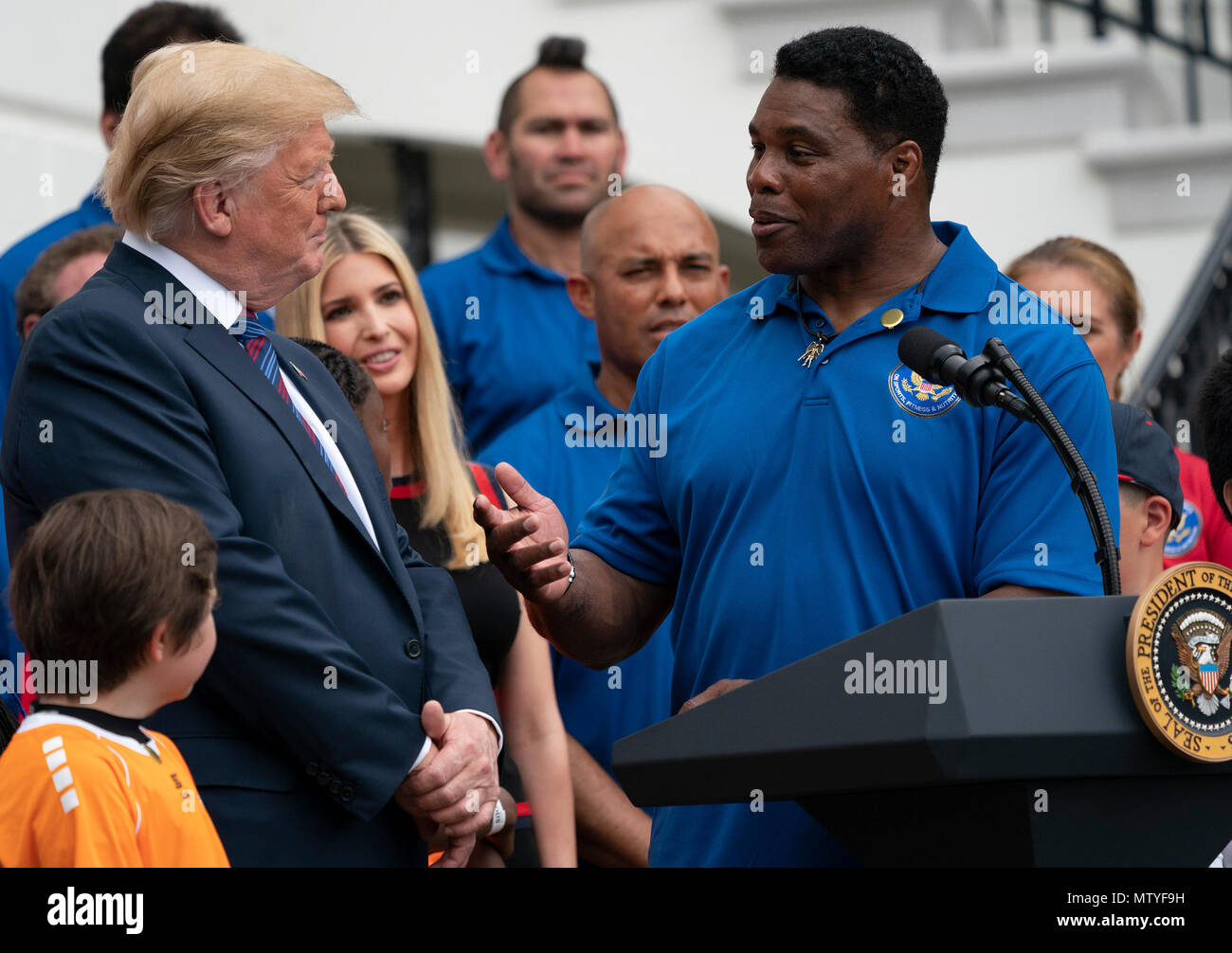 Le président des Etats-Unis, Donald J. Trump est à l'écoute des joueur de football à la retraite au cours de la mission Herschel Walker Maison Blanche Sports et Fitness Day à la Maison Blanche à Washington, DC, le 30 mai 2018. Crédit : Chris Kleponis/CNP /MediaPunch Banque D'Images