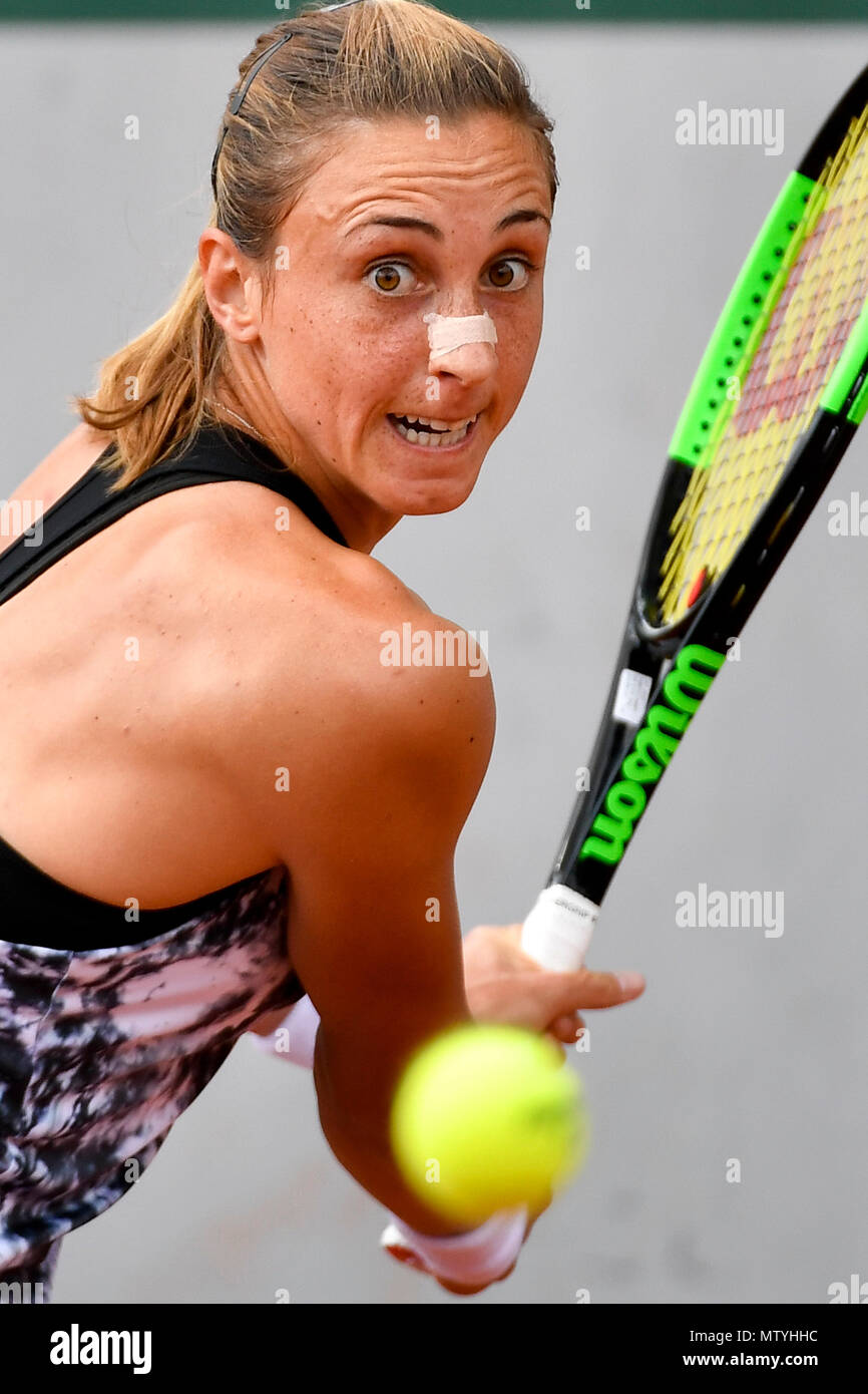 Paris. 30 mai, 2018. Petra Martic de Croatie renvoie un projectile pendant féminin deuxième tour contre Wang Qiang de Chine au French Open Tennis Tournament 2018 à Paris, France le 30 mai 2018. Marticn a perdu 0-2 Petra. Crédit : Chen Yichen/Xinhua/Alamy Live News Banque D'Images