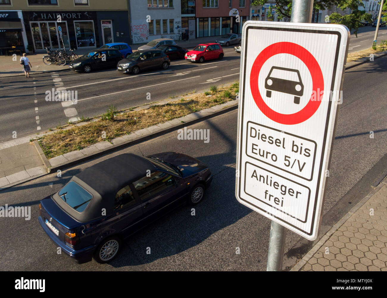 31 mai 2018, l'Allemagne, Hambourg : un panneau pour interdire les véhicules diesel Euro 5 jusqu'à l'Max-Brauer-Allee. En raison de la pollution de l'air, l'interdiction de certaines rues de Hambourg est, comme d'aujourd'hui, en place. Photo : Daniel Bockwoldt/dpa Banque D'Images