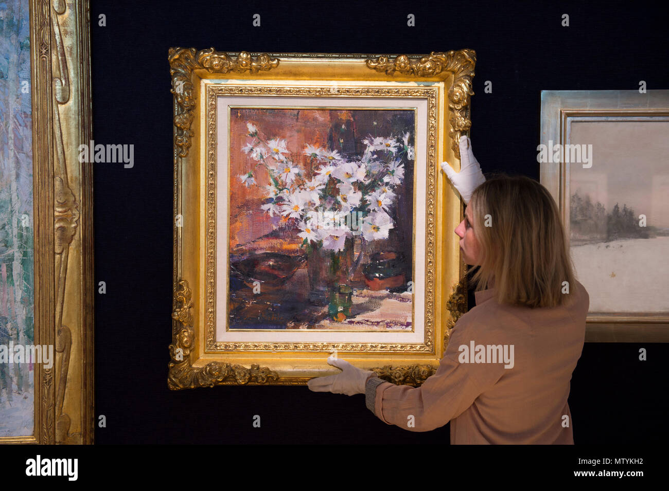 Bonhams, New Bond Street, London, UK. 31 mai, 2018. Une exposition d'Alexandre Golovine est magnifique dessins pour le Rossignol Stravinsky. photo Bonhams conduit appel. Elle célèbre le centenaire de la 'Lost' 1918 production du Théâtre Mariinsky. C'est sur l'affichage en salle des ventes Bonhams Royaume-uni principal aux côtés de la Fédération de la vente, photo : Still Life with Daisies, Nikolai Fechin. Estimé à £000 et 150 000. Credit : Malcolm Park/Alamy Live News. Banque D'Images