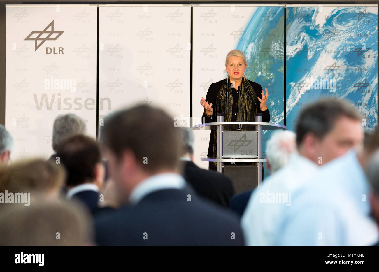31 mai 2018, l'Allemagne, l'Oldenbourg : Président du Centre aérospatial allemand (DLR), Pascale Ehrenfreund, parlant au public pendant l'ouverture de l'Institut du DLR pour de nouveaux systèmes d'énergie connectés. Photo : afp/Assanimoghaddam Mohssen Banque D'Images