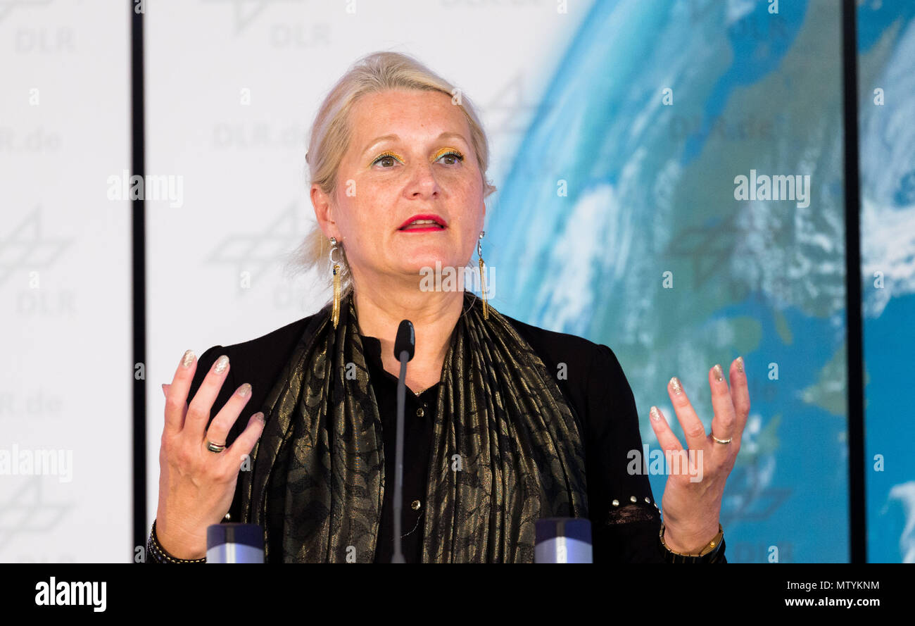 31 mai 2018, l'Allemagne, l'Oldenbourg : Président du Centre aérospatial allemand (DLR), Pascale Ehrenfreund, parlant au public pendant l'ouverture de l'Institut du DLR pour de nouveaux systèmes d'énergie connectés. Photo : afp/Assanimoghaddam Mohssen Banque D'Images