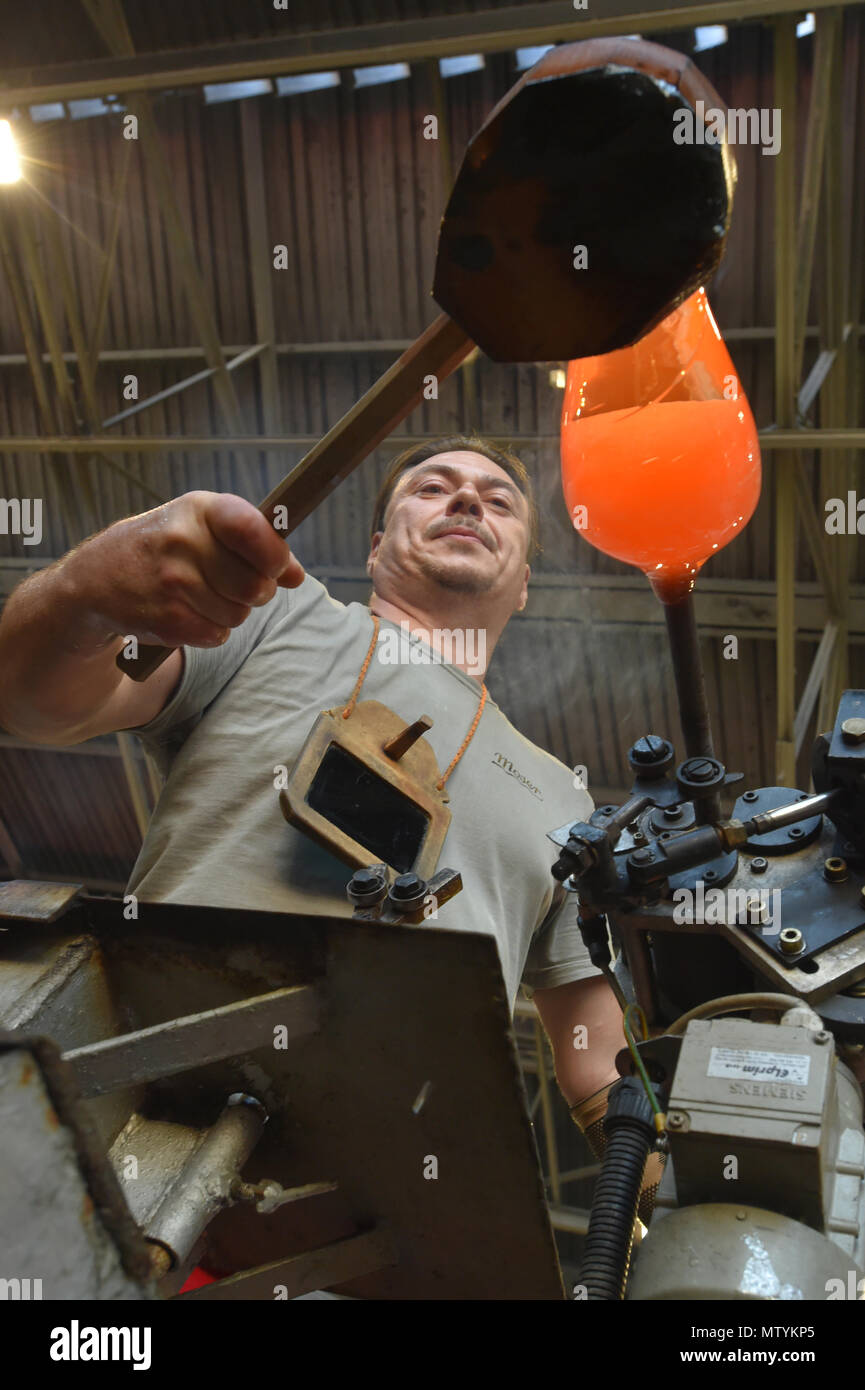 Karlovy Vary, République tchèque. 31 mai, 2018. Production de globes de cristal par Moser glassworks pour le 53e Festival International du Film de Karlovy Vary (KVIFF), est considérée à Karlovy Vary, République tchèque, le 31 mai 2018. Le festival se tiendra du 29 juillet au 7 juillet 2018. Credit : Slavomir Kubes/CTK Photo/Alamy Live News Banque D'Images