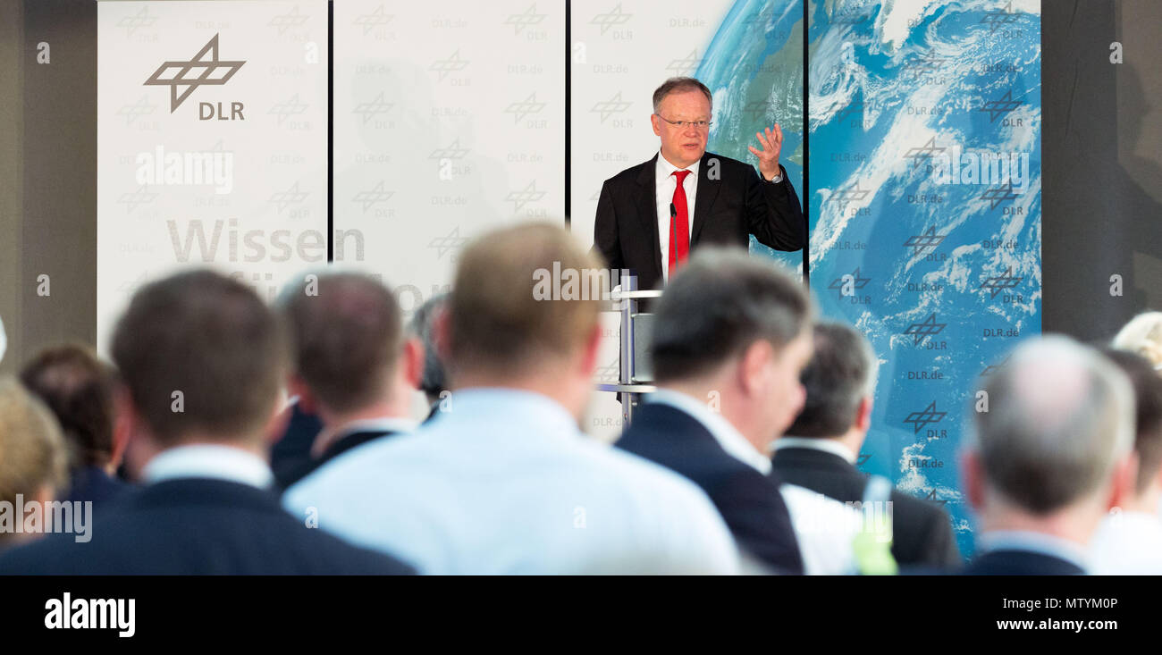 31 mai 2018, l'Allemagne, l'Oldenbourg : premier ministre de Basse-Saxe du Parti Social-démocrate (SPD), Stephan Weil, parlant au cours de son voyage d'été à l'ouverture du nouveau Centre aérospatial allemand (DLR) Institut pour les systèmes d'énergie connectés. Photo : afp/Assanimoghaddam Mohssen Banque D'Images