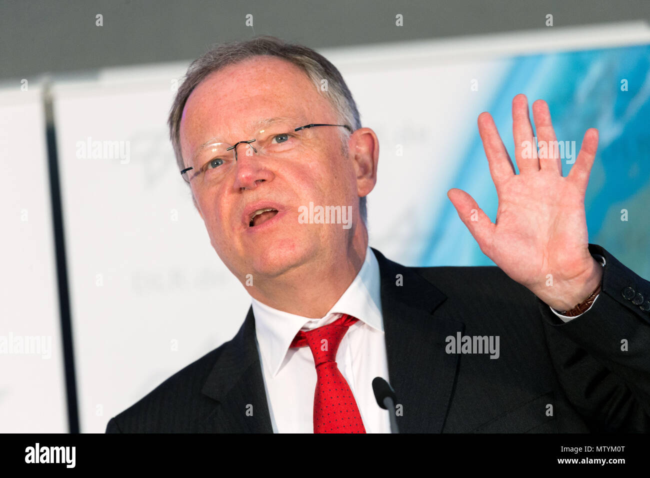 31 mai 2018, l'Allemagne, l'Oldenbourg : premier ministre de Basse-Saxe du Parti Social-démocrate (SPD), Stephan Weil, parlant au cours de son voyage d'été à l'ouverture du nouveau Centre aérospatial allemand (DLR) Institut pour les systèmes d'énergie connectés. Photo : afp/Assanimoghaddam Mohssen Banque D'Images