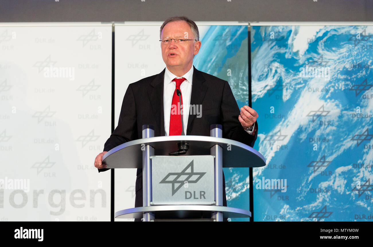 31 mai 2018, l'Allemagne, l'Oldenbourg : premier ministre de Basse-Saxe du Parti Social-démocrate (SPD), Stephan Weil, parlant au cours de son voyage d'été à l'ouverture du nouveau Centre aérospatial allemand (DLR) Institut pour les systèmes d'énergie connectés. Photo : afp/Assanimoghaddam Mohssen Banque D'Images