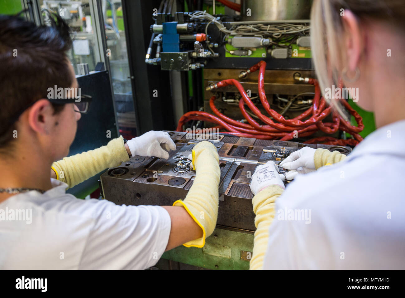 Robert Bosch, une unité du plus grand fabricant de composants automobiles, a augmenté ses ventes annuellement par KC200m à Kc record20.7milliards en. Cette année, Robert Bosch s'investir KC700m, les représentants de l'entreprise dit. La société a enregistré une augmentation de la demande pour le système DNOX, un module pour les moteurs diesel réduisant les émissions d'oxydes d'azote. Cette année, l'entreprise prévoit augmenter sa production DNOX par 18 pour cent, ce qui fait environ 300 000 unités par mois. L'entreprise emploie 4 000 personnes (photo), l'éducation de leurs salaires de 6,3 pour cent cette année à Ceske Budejovice, République tchèque, le 29 mai 2018. (CTK Banque D'Images