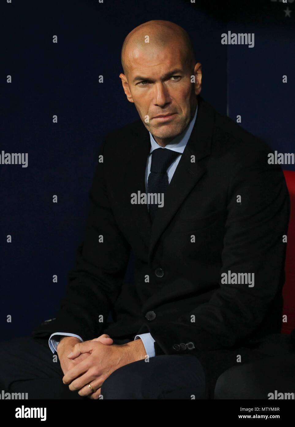 L'entraîneur du Real Madrid, Zidane sur le banc avant de la Liga match entre l'Atletico de Madrid et le Real Madrid au stade de Wanda Metropolitano de Madrid, samedi, 13 juin 2017. Cordon Appuyez sur Zinedine Zidane annonce sa retraite en tant qu'entraîneur du Real Madrid Banque D'Images