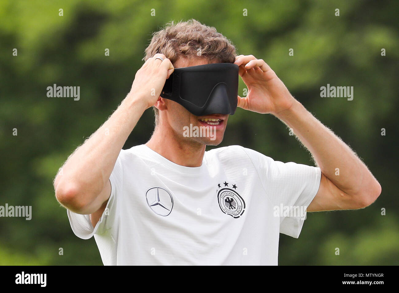 31 mai 2018, l'Italie, l'Eppan : Thomas Mueller portant un bandeau pendant  une courte démonstration de football aveugle jeu. L'équipe de football de  l'Allemagne se prépare pour la Coupe du Monde 2018