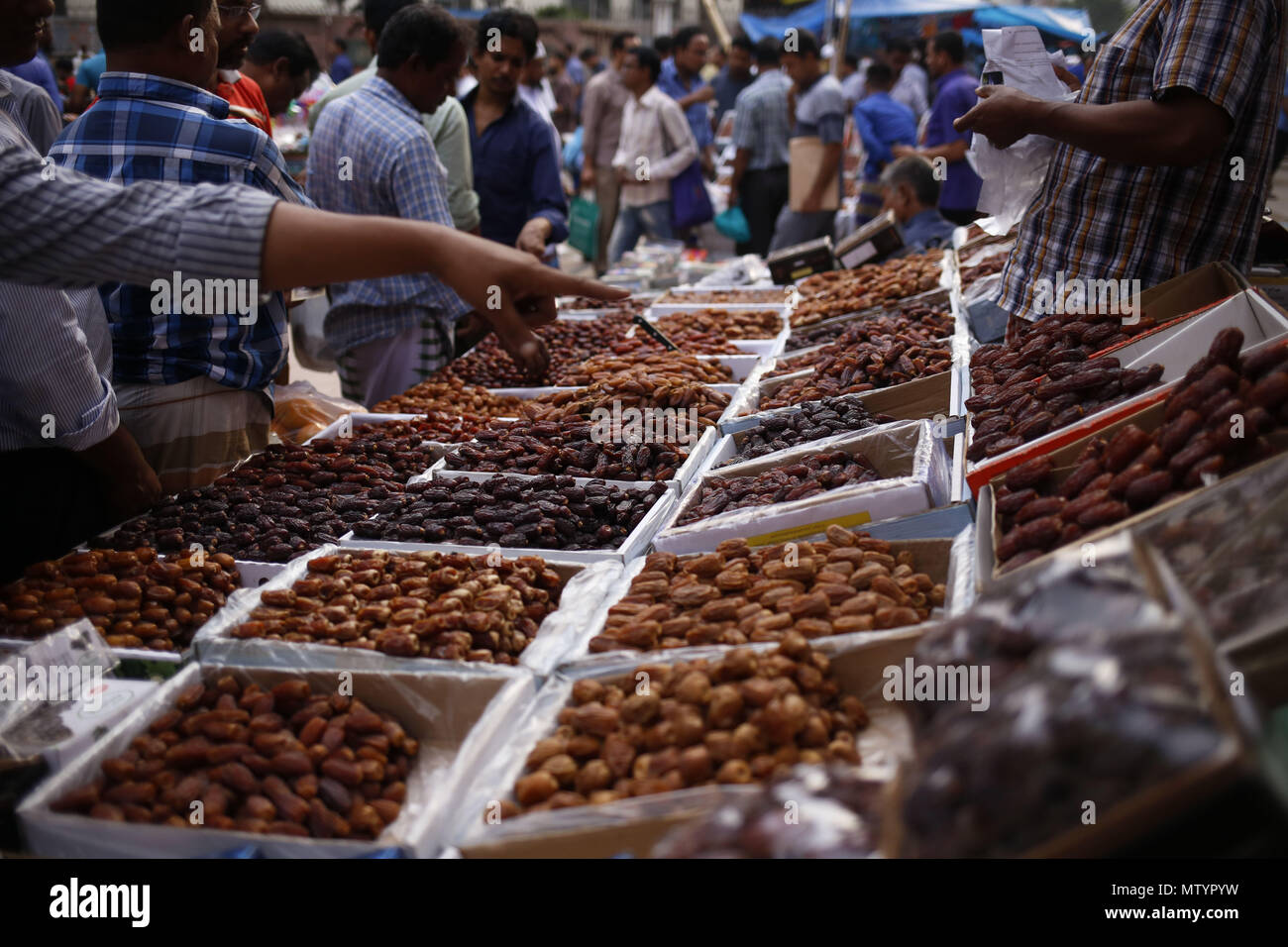 Dhaka, Bangladesh. 31 mai, 2018. Un client demande : des dates à mesure que la demande augmente pour le mois de Ramadan à un côté route magasin à Dhaka. Credit : Md. Mehedi Hasan/ZUMA/Alamy Fil Live News Banque D'Images