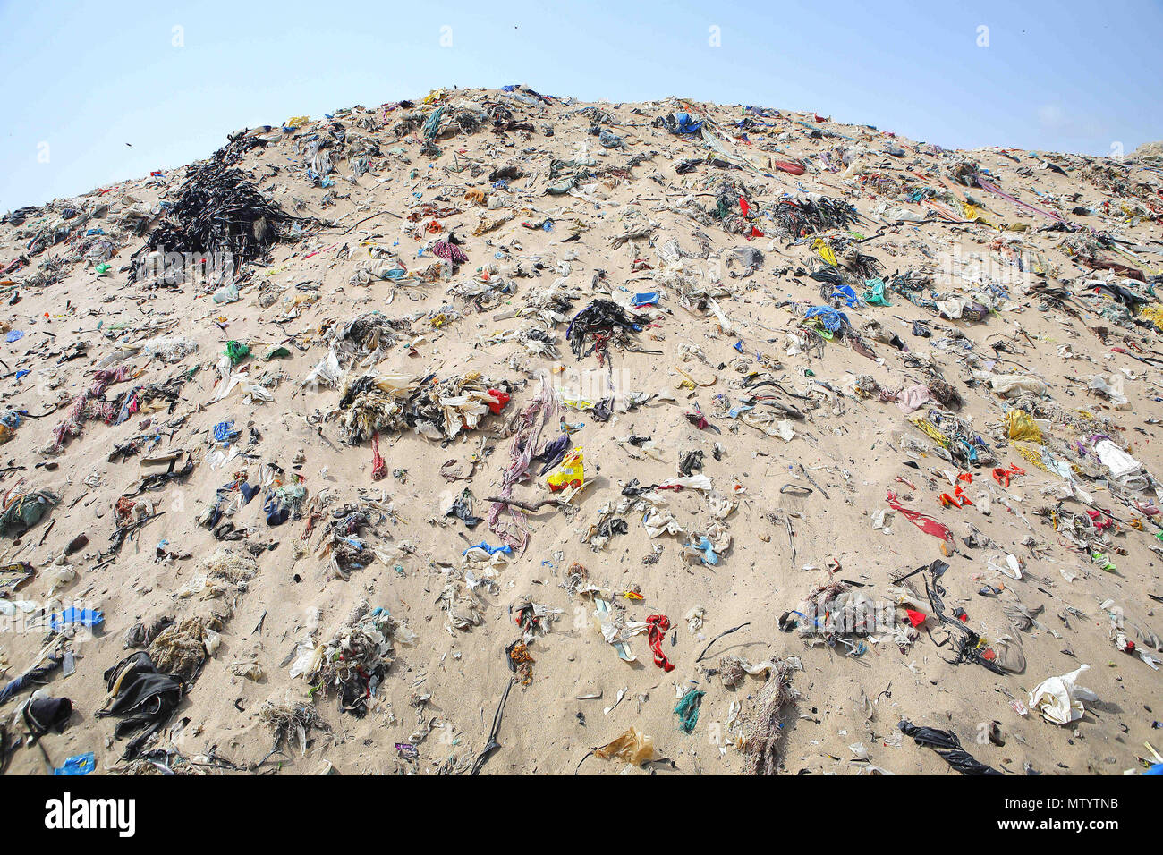 Mumbai, Inde. 31 mai, 2018. 01 juin 2018, plage de Versova - Bombay : l'Inde.des tas de mensonge en plastique empilés à la plage de Versova à Mumbai.Environnement crusader Afroz Shah & citoyens bénévoles ont été le nettoyage de la plage de Versova depuis les 2 dernières années pour débarrasser la plage de plastique mais tous les jours des tonnes de déchets en plastique s'enlève à terre à partir de la mer d'Oman.Notre planète est la noyade dans la pollution plastique.Aujourd'hui, nous produisons environ 300 millions de tonnes de plastique chaque année. C'est presque équivalent au poids de l'ensemble de la population humaine.Seulement 9  % de tous les déchets en plastique jamais produite a été recycler Banque D'Images