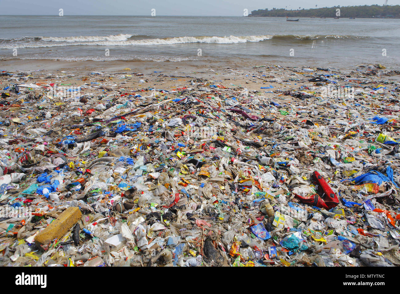 https://c8.alamy.com/compfr/mtytnc/mumbai-inde-31-mai-2018-01-juin-2018-plage-de-versova-bombay-lindedes-tas-de-mensonge-en-plastique-empiles-a-la-plage-de-versova-a-mumbaienvironnement-crusader-afroz-shah-citoyens-benevoles-ont-ete-le-nettoyage-de-la-plage-de-versova-depuis-les-2-dernieres-annees-pour-debarrasser-la-plage-de-plastique-mais-tous-les-jours-des-tonnes-de-dechets-en-plastique-senleve-a-terre-a-partir-de-la-mer-domannotre-planete-est-la-noyade-dans-la-pollution-plastiqueaujourdhui-nous-produisons-environ-300-millions-de-tonnes-de-plastique-chaque-annee-cest-presque-equivalent-au-poids-de-lensemble-de-la-population-humaineseulement-9-de-tous-les-dechets-en-plastique-jamais-produite-a-ete-recycler-mtytnc.jpg