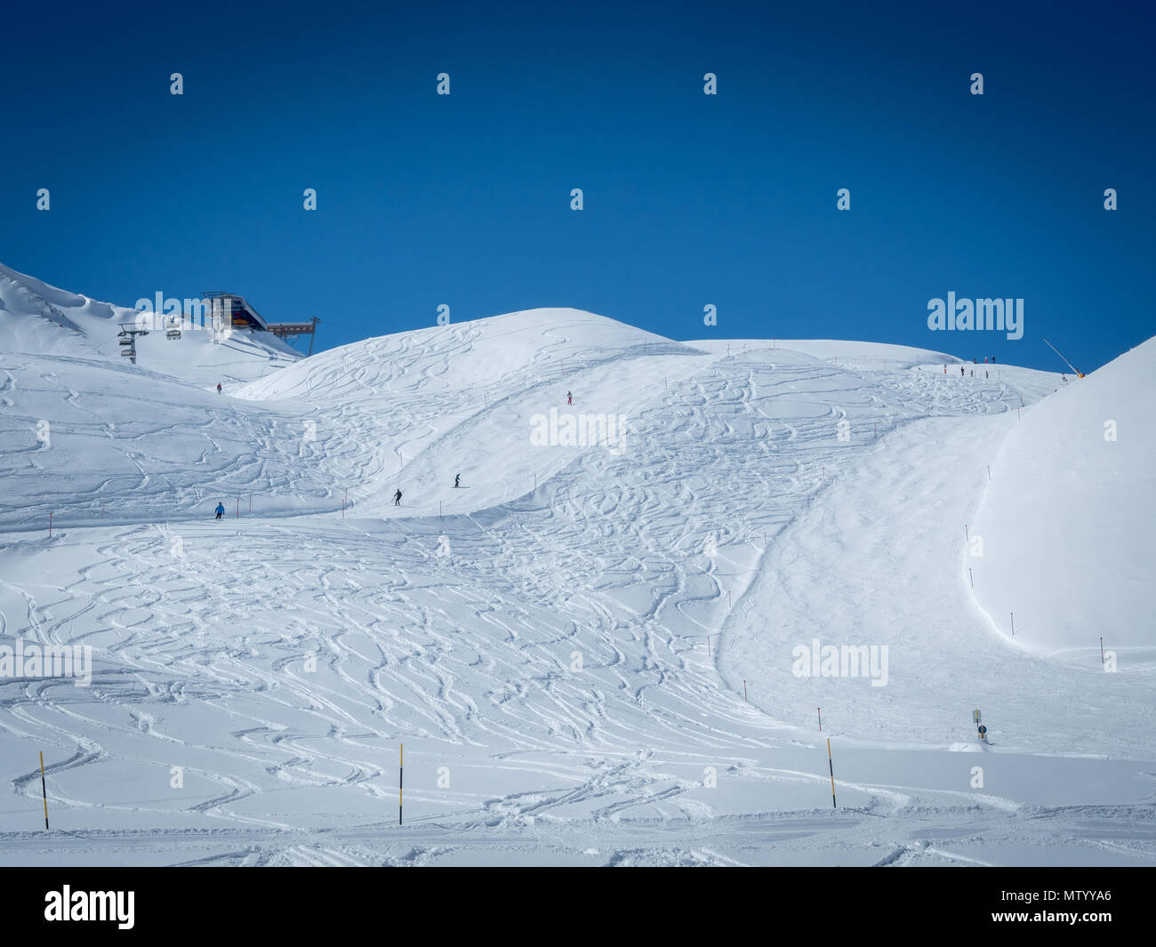 Ski skieurs sur une piste de ski, Ischgl, Landeck, Tyrol, Autriche Banque D'Images