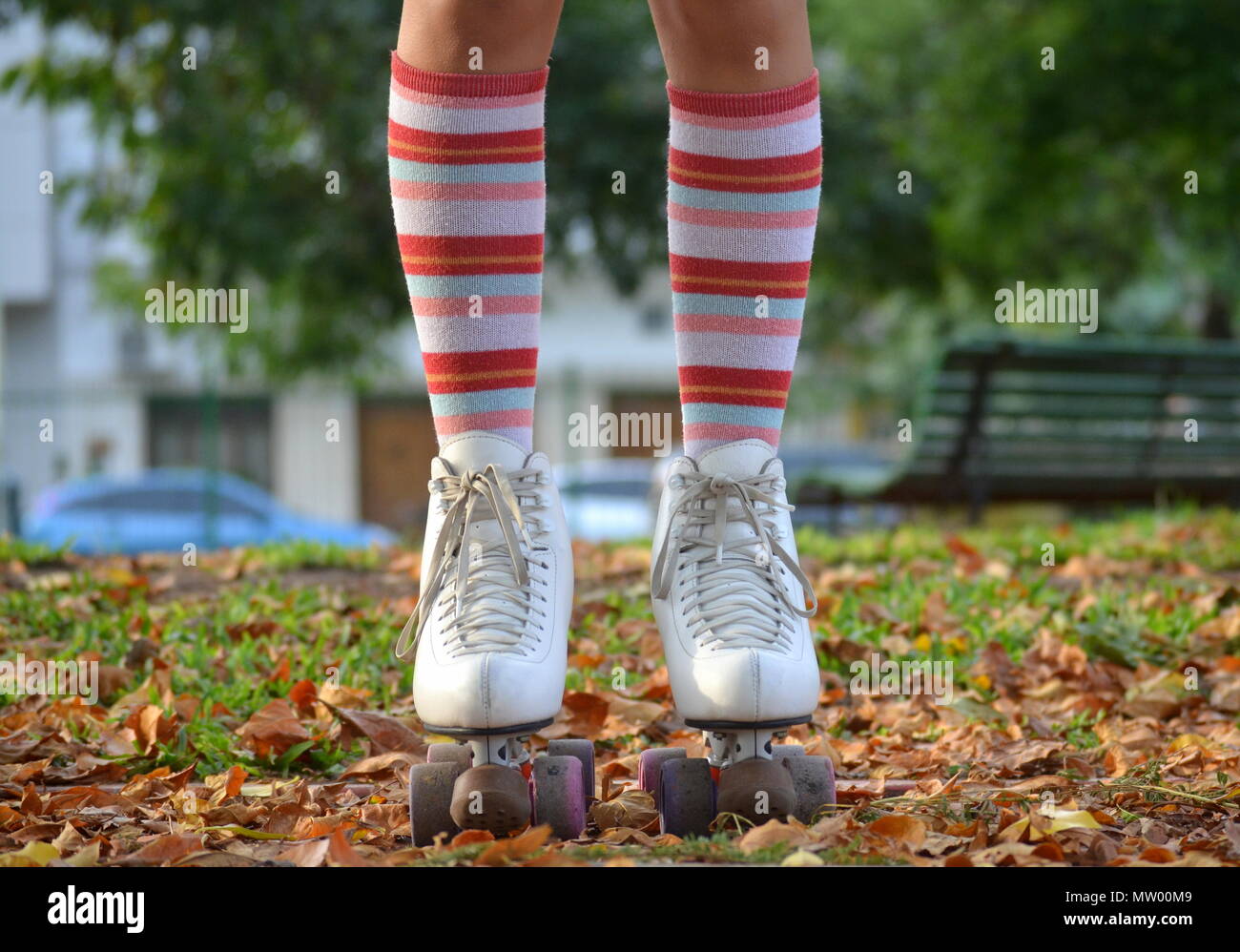 Close-up of a Girl's jambes portant des patins à longues chaussettes et Banque D'Images