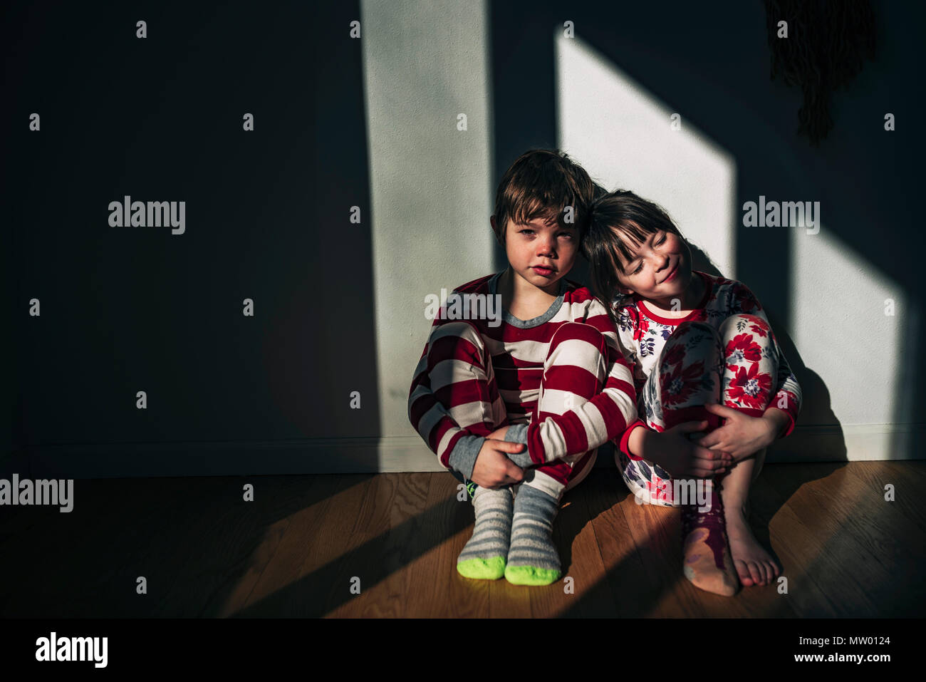 Boy leaning against a wall Banque D'Images