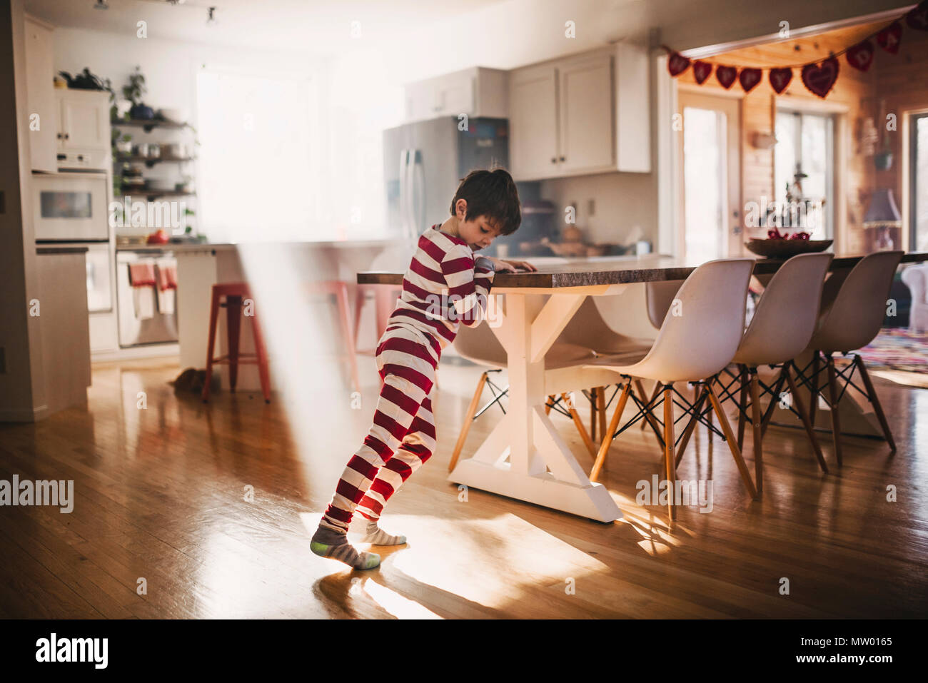 Garçon en dansant dans la cuisine en pyjama Banque D'Images