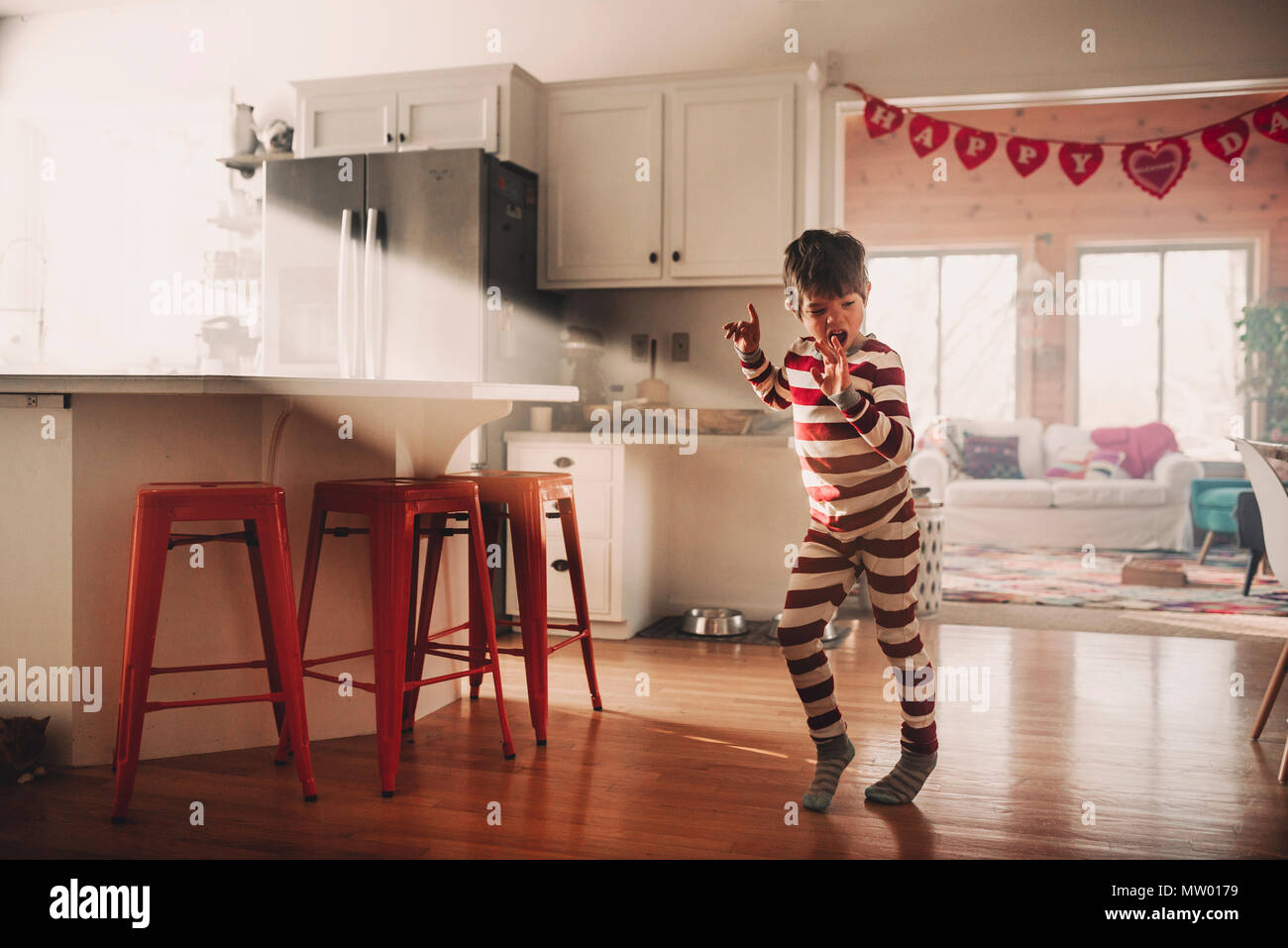 Garçon en dansant dans la cuisine en pyjama Banque D'Images