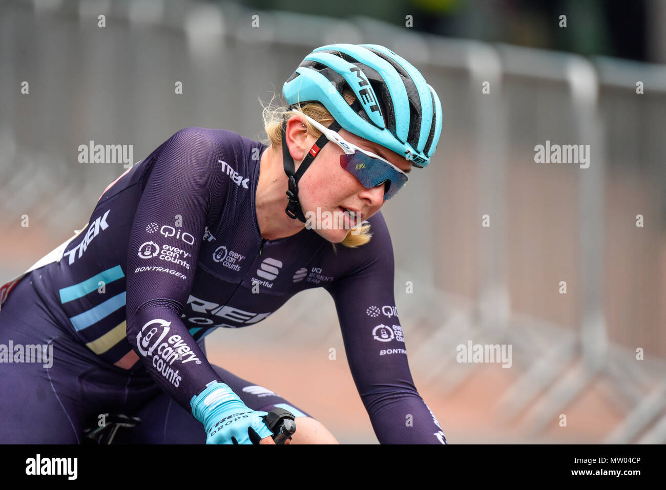 L'équipe de Lucy Shaw Gouttes Trek dans le course elite women's 2018 OVO Tour énergétique cycle série race à Wembley, Londres, Royaume-Uni. Ronde 7 course de VTT. Banque D'Images