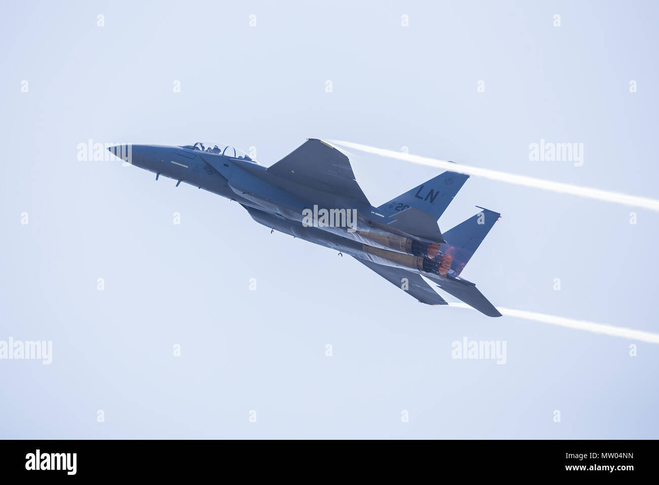 Un F-15C Eagle à la 48e Escadre de chasse monte rapidement dans le ciel après qu'il survole la piste à RAF Lakenheath. Banque D'Images