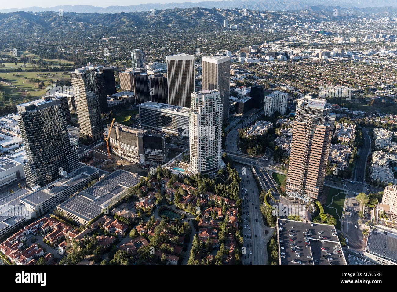 Los Angeles Century City skyline vue aérienne avec Beverly Hills et les montagnes de Santa Monica en arrière-plan. Banque D'Images