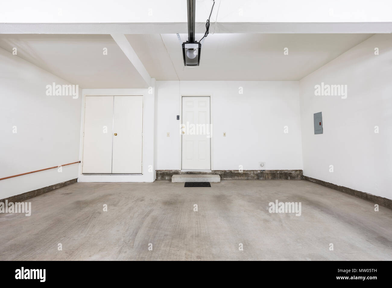 Nettoyage parking 2 places en banlieue moderne maison. Banque D'Images