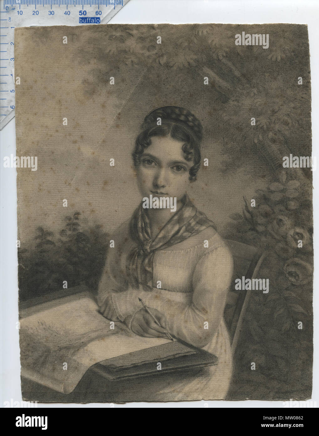 . Anglais : Portrait d'une femme assise dans un jardin, avec ce qui semble être un portefeuille-cas sur ses genoux, le dessin d'une photo d'un arbre ; l'objet non identifié, mais pourrait être identifiables. École française, style Empire, époque napoléonienne (N I) ; vers 1810. Non, pas l'artiste (certainement) sont identifiés, l'attribution à Jean-Jacques Karpff concessionnaire (alias "Kasimir') 1770-1829. Dessin au fusain sur papier vergé avec matermarks ; le dessin semble avoir été réduite de sa taille d'origine. Notez que le papier n'a pas été coupé sur la place, et sa forme est légèrement irrégulière. Collection de Wittig, point 51 ; o Banque D'Images