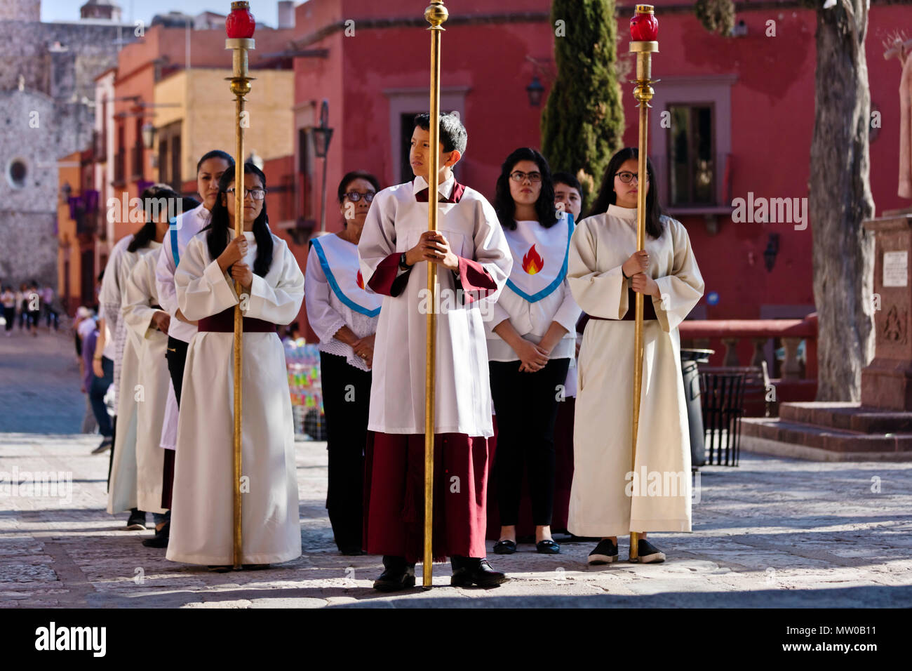 Les catholiques pratiquants se préparer pour la procession du Vendredi Saint (Santa Entierro) à l'église d'Oratorio - San Miguel de Allende, Mexique Banque D'Images
