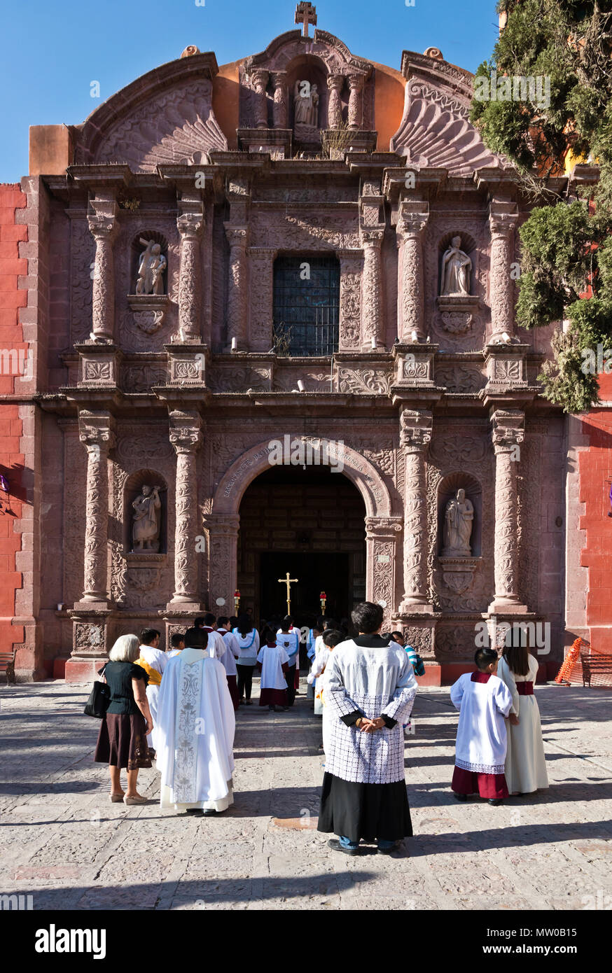 Les catholiques pratiquants se préparer pour la procession du Vendredi Saint (Santa Entierro) à l'église d'Oratorio - San Miguel de Allende, Mexique Banque D'Images