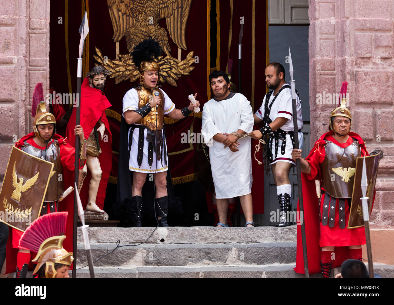Soldats romains et Ponce Pilate dans un reinactment sur les marches de la chapelle San Rafael commencer la procession du Vendredi Saint Santo Encuentro - SAN MIGUEL Banque D'Images
