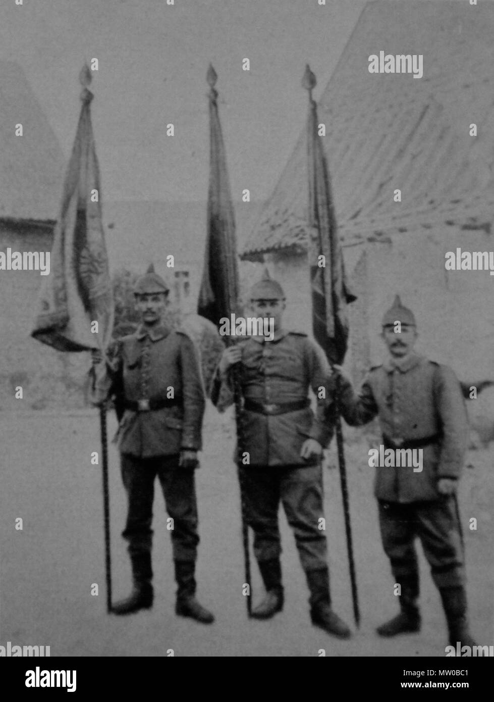 . Anglais : Drapeaux de (5e Régiment d'infanterie Saxon) Nr. 'Kronprinz' Nr. 104 (1re à 3e Bataillon) pendant la Première Guerre mondiale (environ 1914-1916) Deutsch : Truppenfahnen des 5. Königlich Sächsischen Infanterie-Regiments 'Kronprinz' Nr. 104 (I., ii. et iii. Bataillon) zu Beginn des Ersten Weltkrieges (ca. 1914 bis 1916) . 1914-1916/1928 Veröffentlichung. 296 Lainad Truppenfahnen - 104 - ca. 1914 Banque D'Images