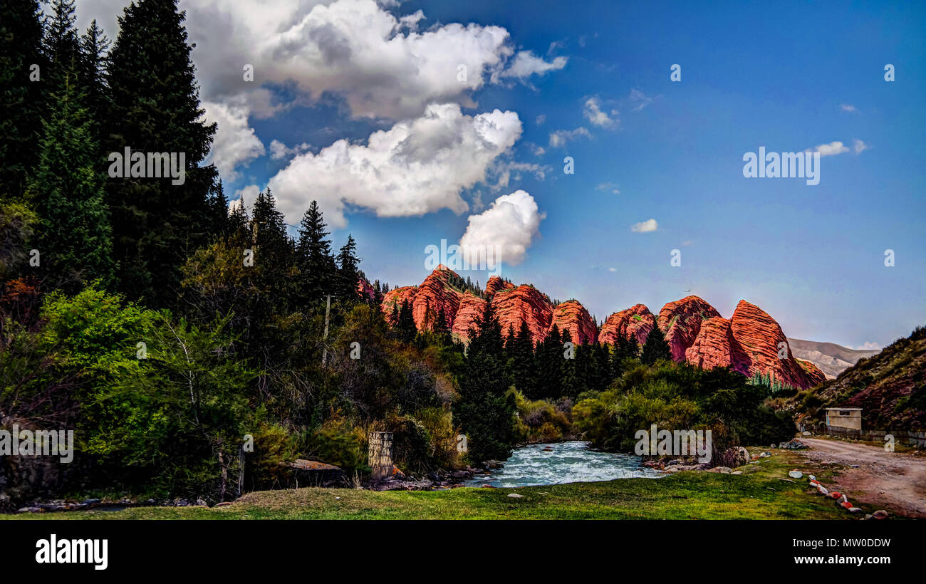 Vue panoramique sur Randonnées Jeti-Oguz aka sept taureaux canyon, Kirghizistan Banque D'Images