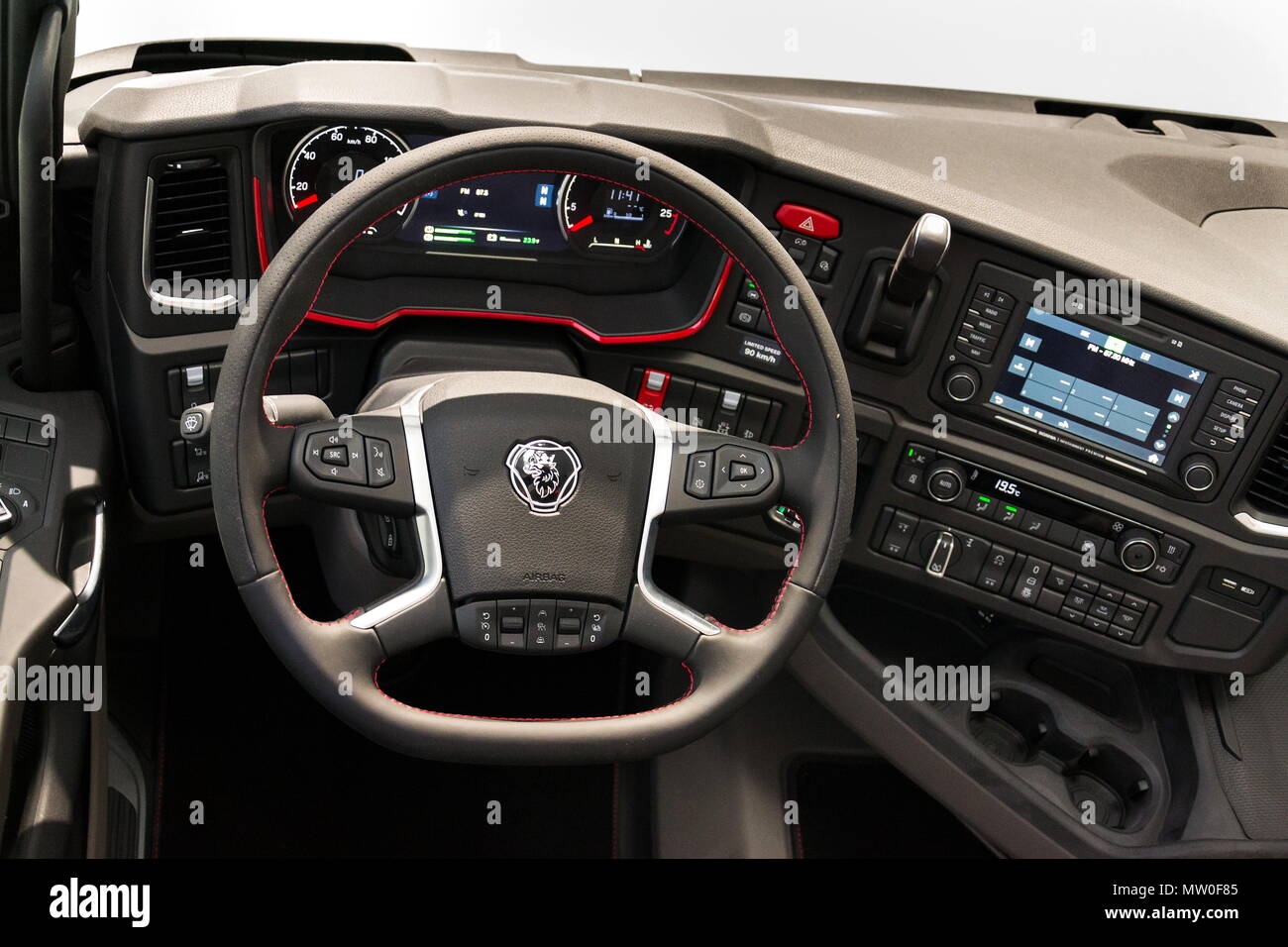 BERLIN, ALLEMAGNE - 15 MAI 2018 : le logo de l'entreprise Scania en cabine de camion au groupe Volkswagen forum Drive le 15 mai 2018 à Berlin, Allemagne. Banque D'Images