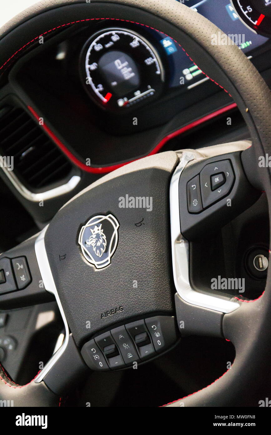 BERLIN, ALLEMAGNE - 15 MAI 2018 : le logo de l'entreprise Scania en cabine de camion au groupe Volkswagen forum Drive le 15 mai 2018 à Berlin, Allemagne. Banque D'Images