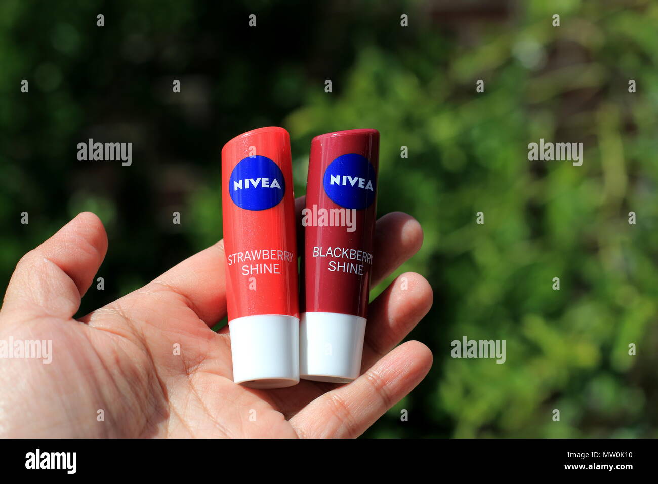 Nivea lip gloss Banque de photographies et d'images à haute résolution -  Alamy