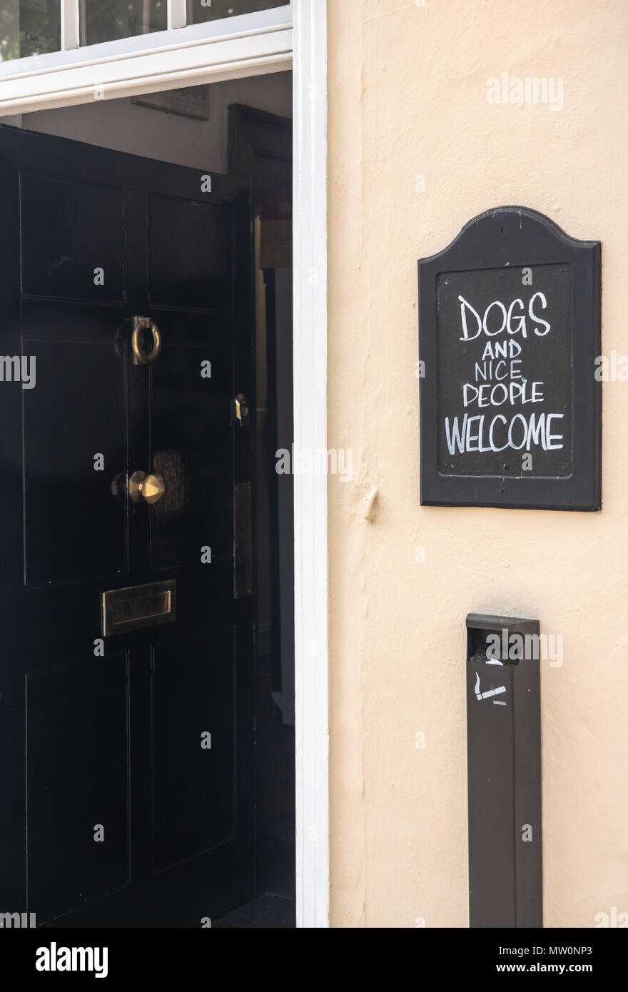 Panneau routier blague en disant les chiens et les personnes agréables bienvenue Banque D'Images