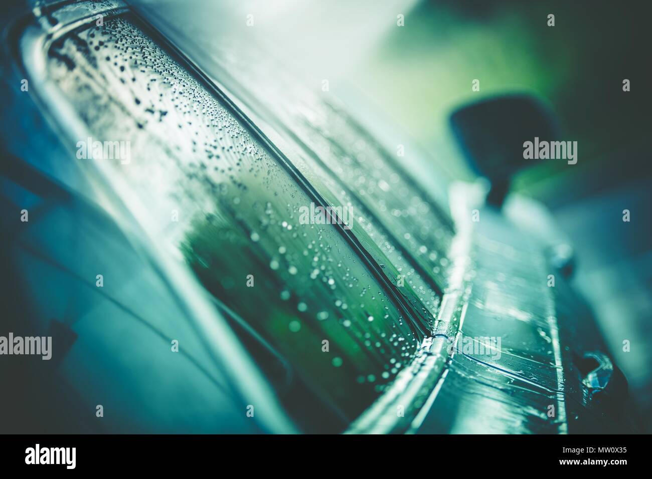 Véhicule propre et humide après le processus de lavage de voiture du corps. Photo gros plan. Banque D'Images