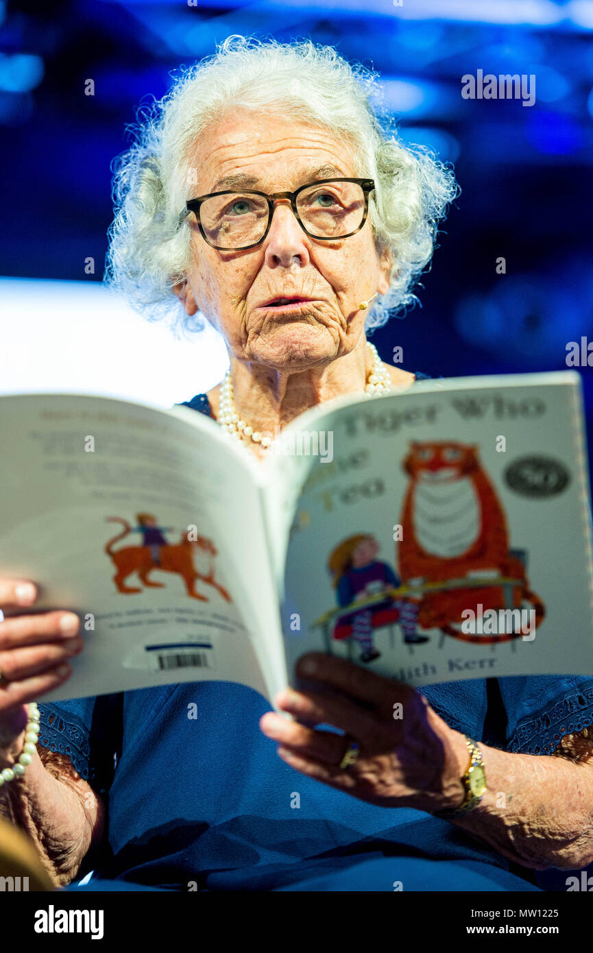 Lundi 28 mai 2018 Photo : Judith Kerr se lit à partir de son livre ' Le tigre qui est arrivé au plateau" à l'occasion du 50e anniversaire de la publication de l'Objet : Le Hay festival 2018 aura lieu à Hay on Wye, Powys, Wales Banque D'Images