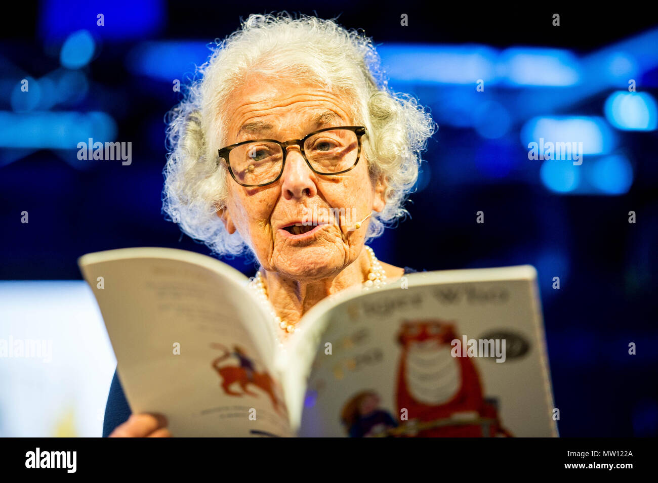 Lundi 28 mai 2018 Photo : Judith Kerr se lit à partir de son livre ' Le tigre qui est arrivé au plateau" à l'occasion du 50e anniversaire de la publication de l'Objet : Le Hay festival 2018 aura lieu à Hay on Wye, Powys, Wales Banque D'Images