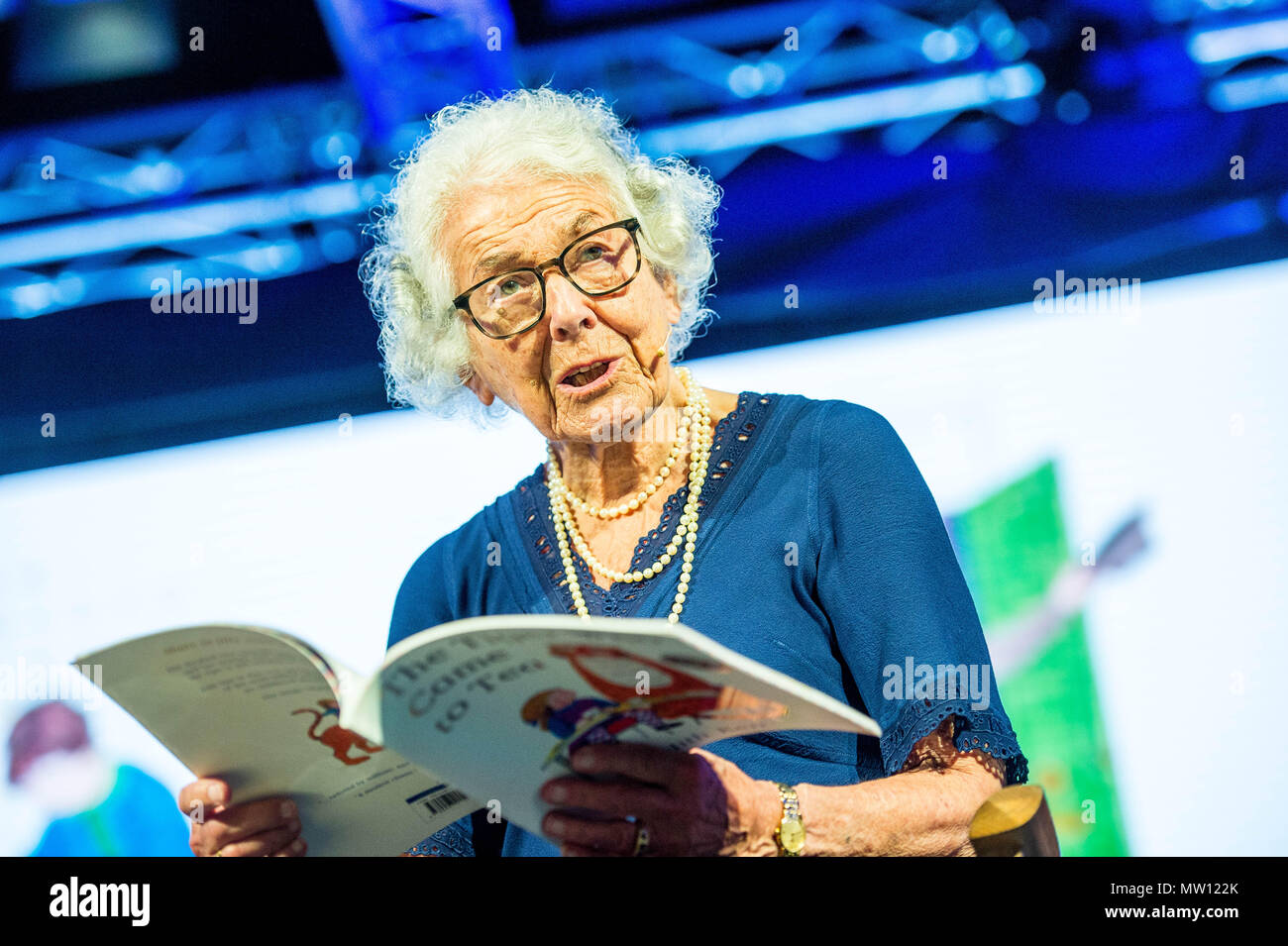 Lundi 28 mai 2018 Photo : Judith Kerr se lit à partir de son livre ' Le tigre qui est arrivé au plateau" à l'occasion du 50e anniversaire de la publication de l'Objet : Le Hay festival 2018 aura lieu à Hay on Wye, Powys, Wales Banque D'Images