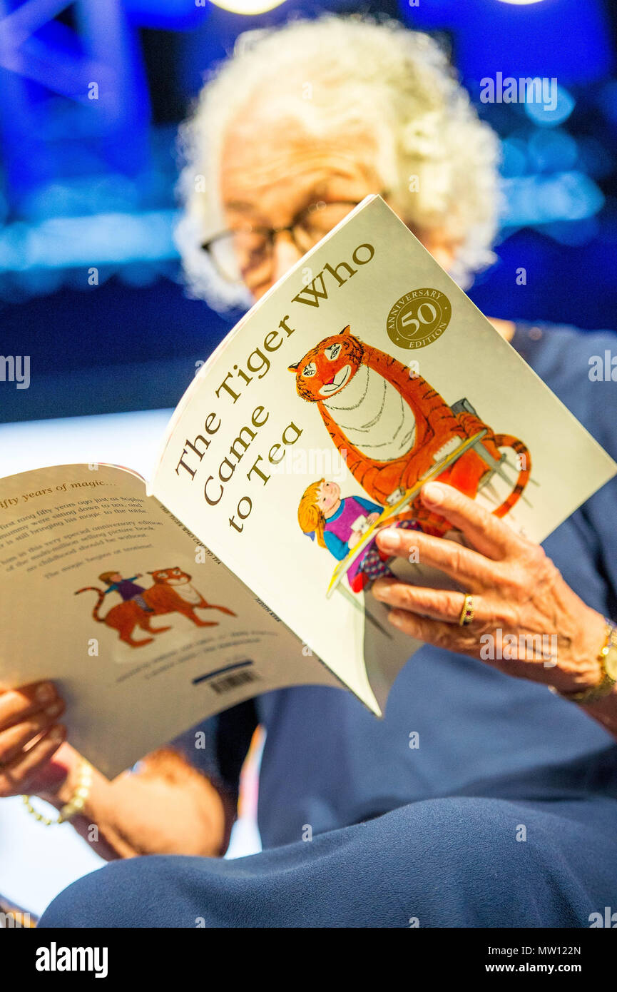 Lundi 28 mai 2018 Photo : Judith Kerr se lit à partir de son livre ' Le tigre qui est arrivé au plateau" à l'occasion du 50e anniversaire de la publication de l'Objet : Le Hay festival 2018 aura lieu à Hay on Wye, Powys, Wales Banque D'Images