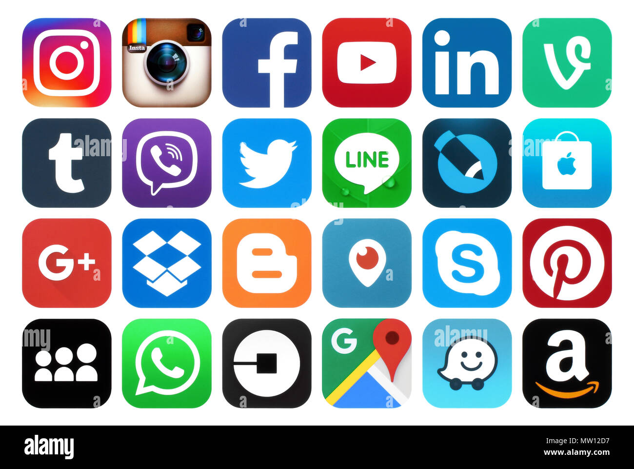 Kiev, Ukraine - Mars 06, 2018 : Collection d'icônes de médias sociaux populaires, imprimée sur du papier : Facebook, Twitter, Google Plus, Instagram, Pinterest, lien Banque D'Images