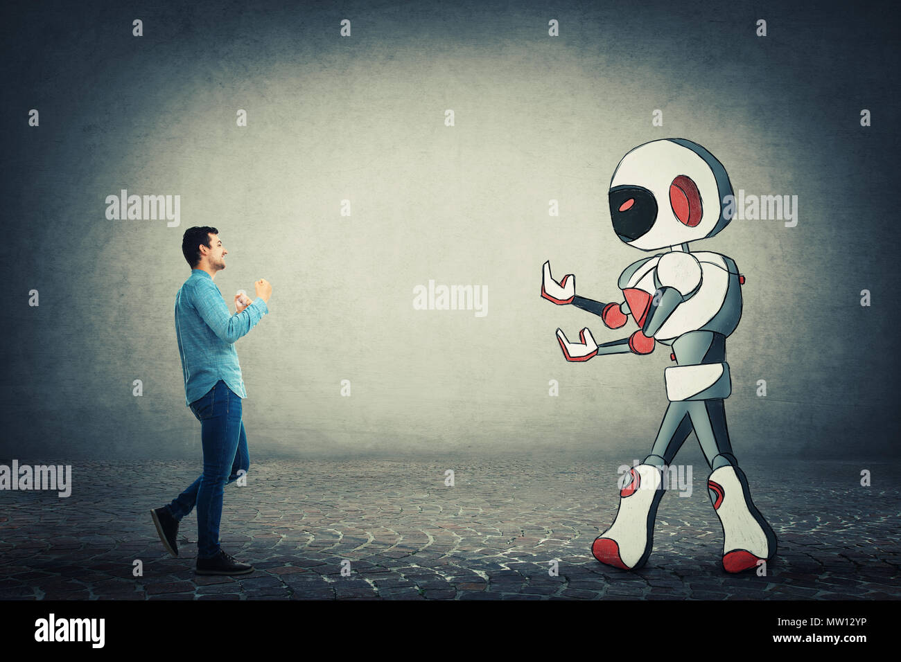 Young businessman holding poings prêts à lutter contre le robot. La rivalité entre l'humain et la technologie. Danger de perdre l'emploi, le remplacement du travail humain Banque D'Images