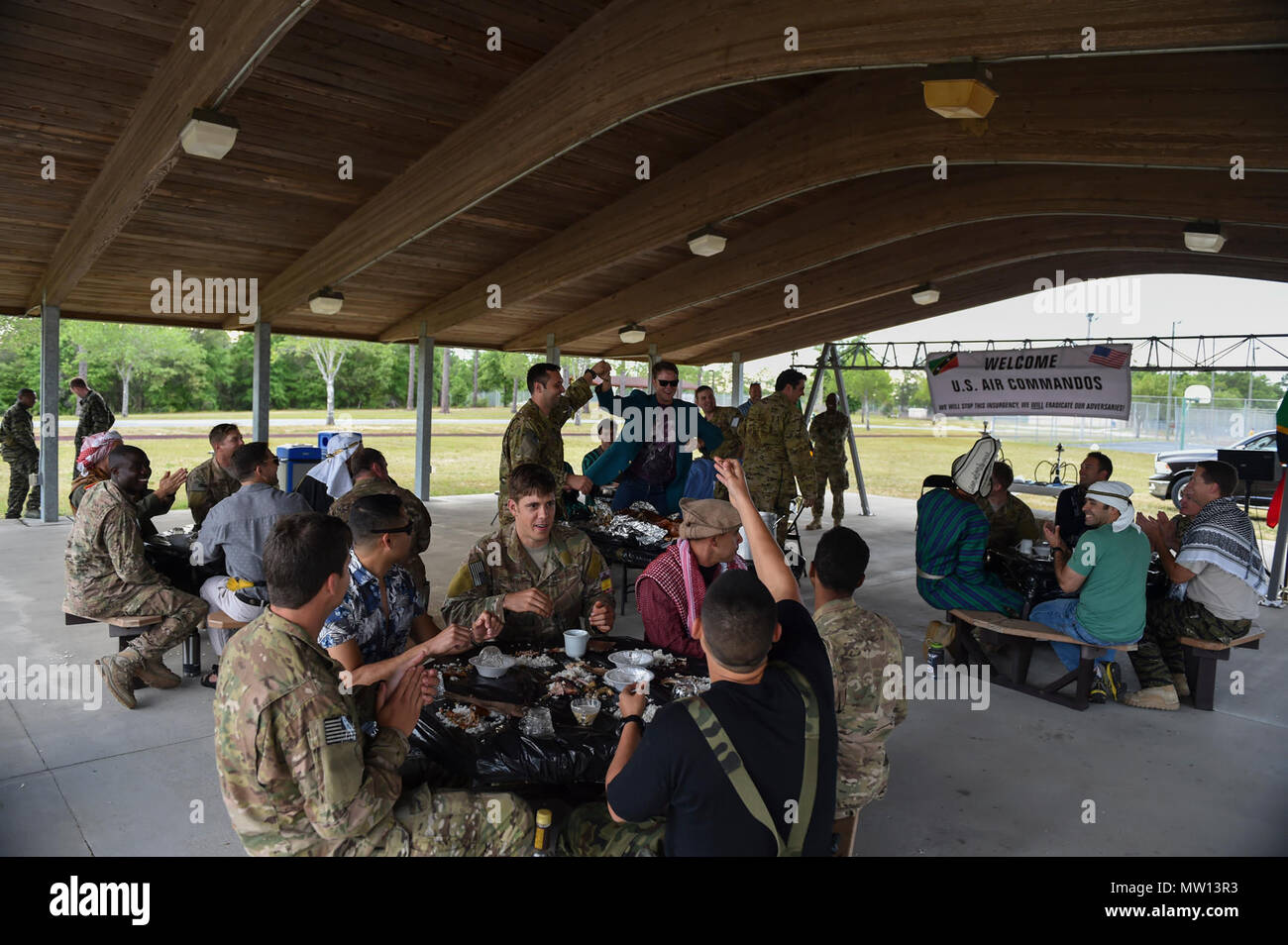 L'aviation de combat advisor les élèves avec le 6e Escadron d'opérations spéciales dîner avec "Palmetto Land" au cours de l'opération des forces canadiennes à Duke Griffe de Corbeau, en Floride, sur le terrain, le 26 avril 2017. Raven Claw est le cas capstone pour l'Air Force Special Operations aviation de combat du centre de formation de la mission de conseiller à une qualification. Banque D'Images
