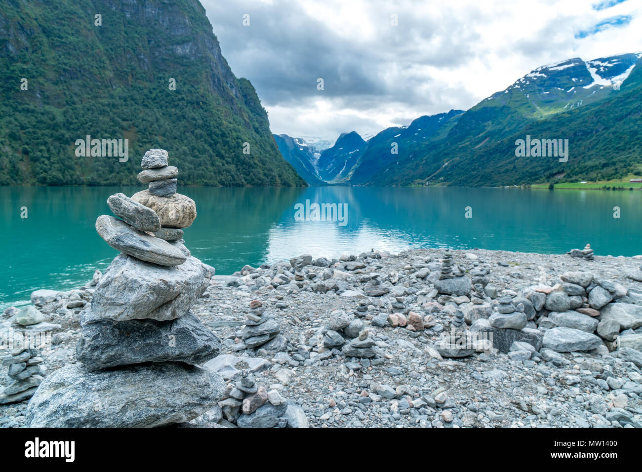 Empilage Rock sur un lac en Norvège Banque D'Images